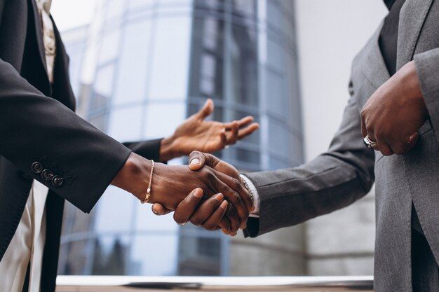 hommes d'affaires africains se serrant la main photo gratuite (2)